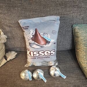 Hershey's Mini Plush & 3 Kisses